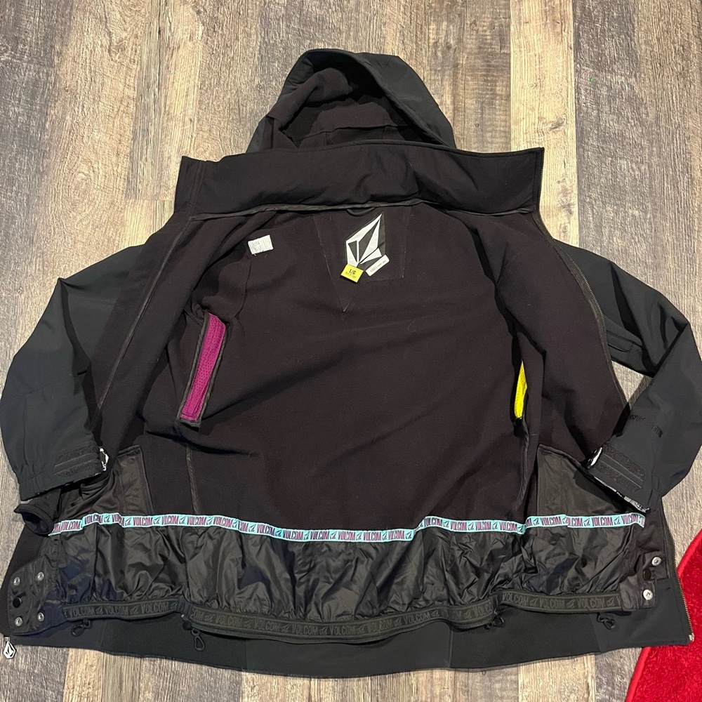 Volcom snowboarding jacket - image 3